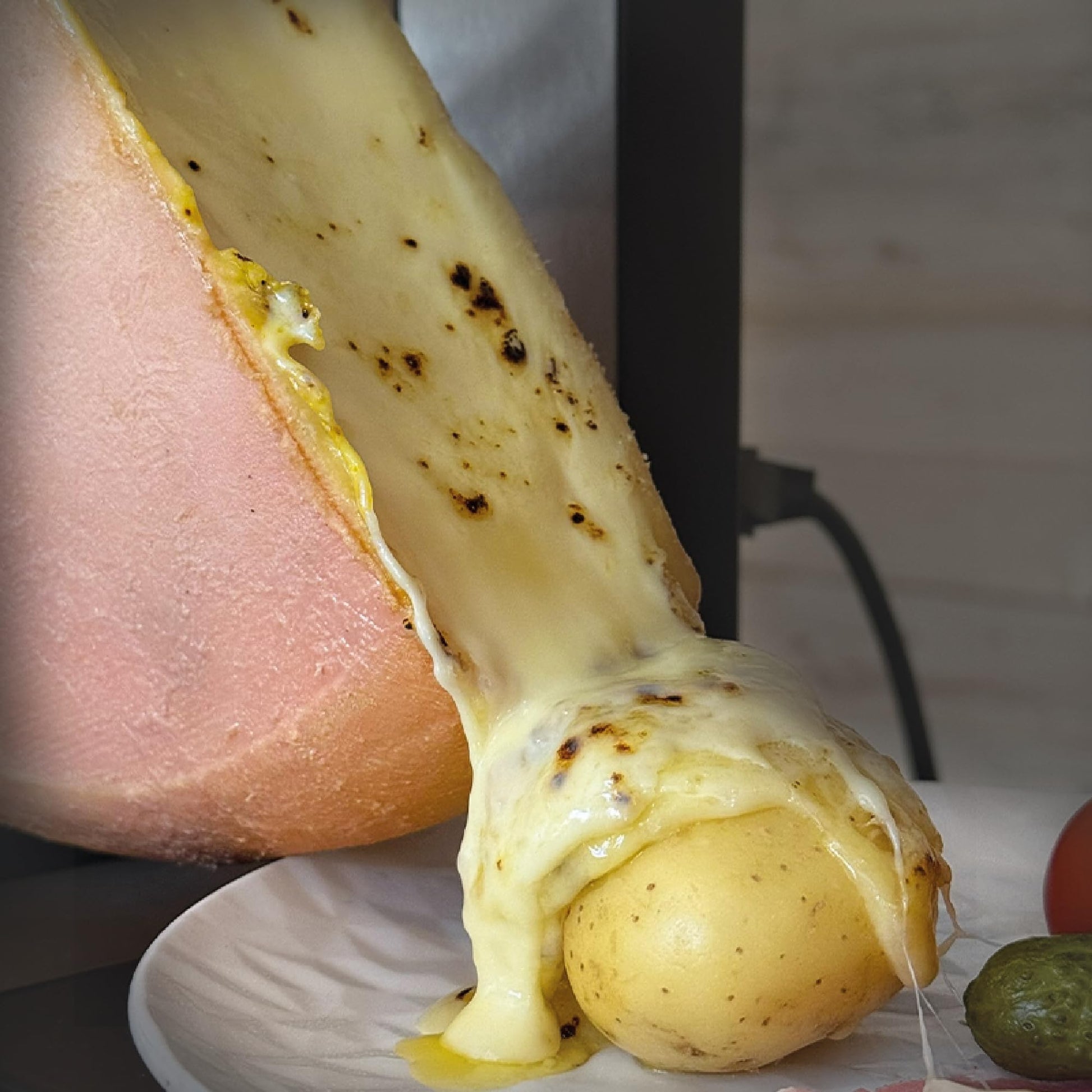 Louis Tellier - Máquina de Raclette Tradicional Brézière® Basalte Inox - 1/4 o 1/6 de Queso – 1-4 Pers - Rampas de Calentamiento Ajustables en Altura y Plegables - 230V - Made in France