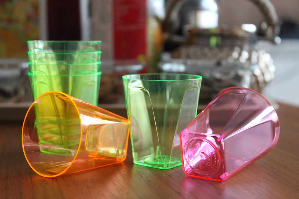 PLASTSCHICK Verres à liqueur jetables 60 pièces en plastique dur - 5 cl (50 ml) de verres à liqueur mélange coloré - gobelets à liqueur en plastique - plus sûr que le verre